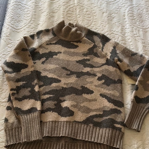 Beautiful BNWT Camouflage Patterned Women's Sweater By Christian Siriano - Picture 1 of 9